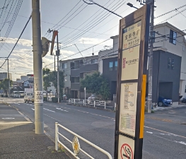 徒歩5~10分ぐらいのところに東久留米駅まで行ける西武バスのバス停あります。こちらは朝早くから夜遅くまで何本も走ってます!