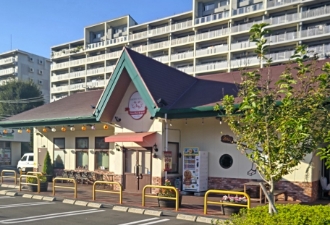 西武バスのバス停から見える坂道を上っていくとパン屋、ホームセンター、温 泉施設など魅力がいっぱいです!